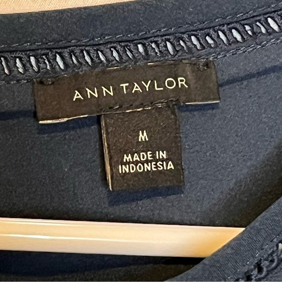 Ann Taylor, Modest, Light Weight, Quarter Sleeve Blouse, Size Medium - Picture 3 of 10